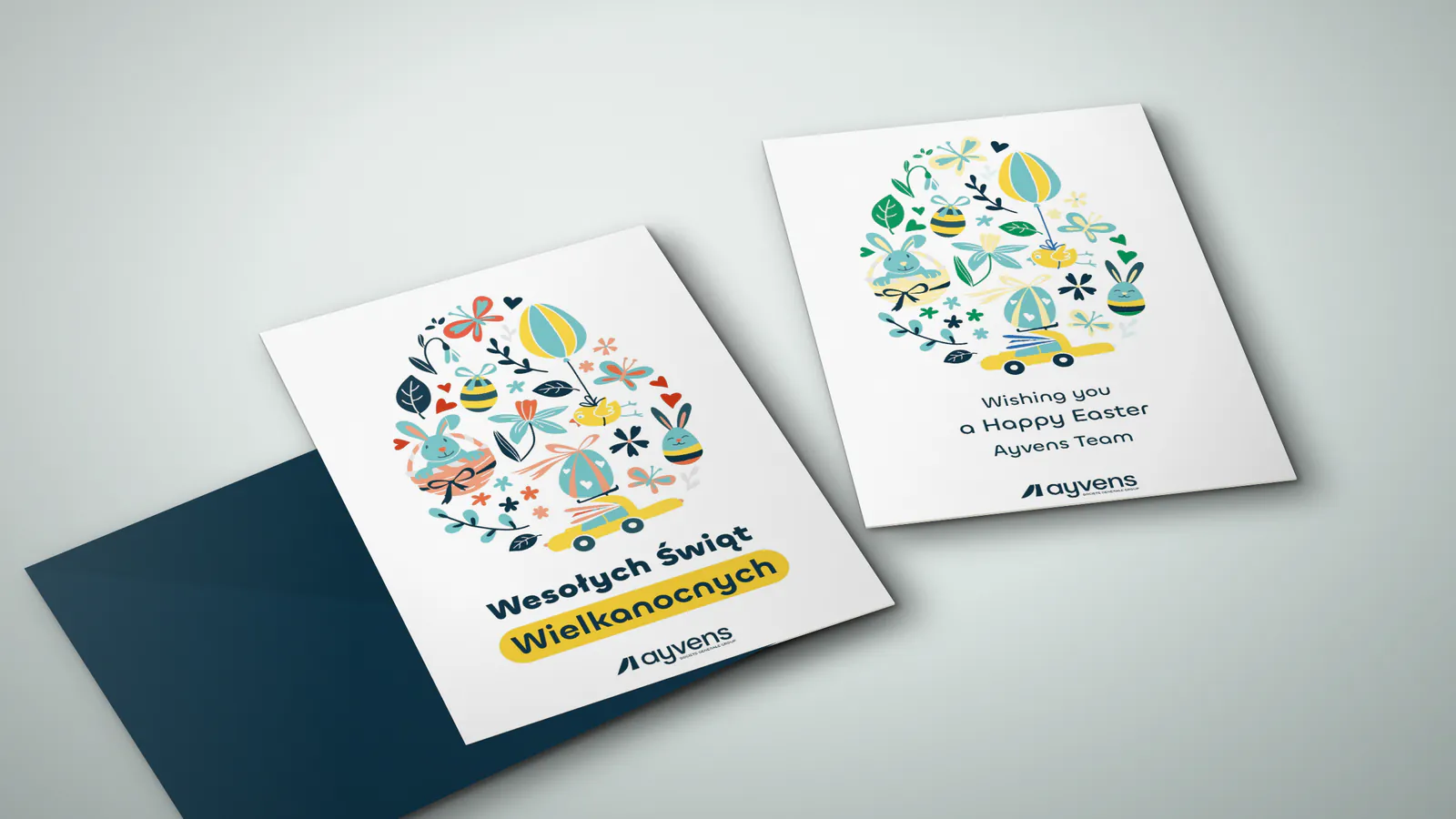 Kartki wielkanocne Ayvens w wersji polskiej i angielskiej obok granatowej koperty